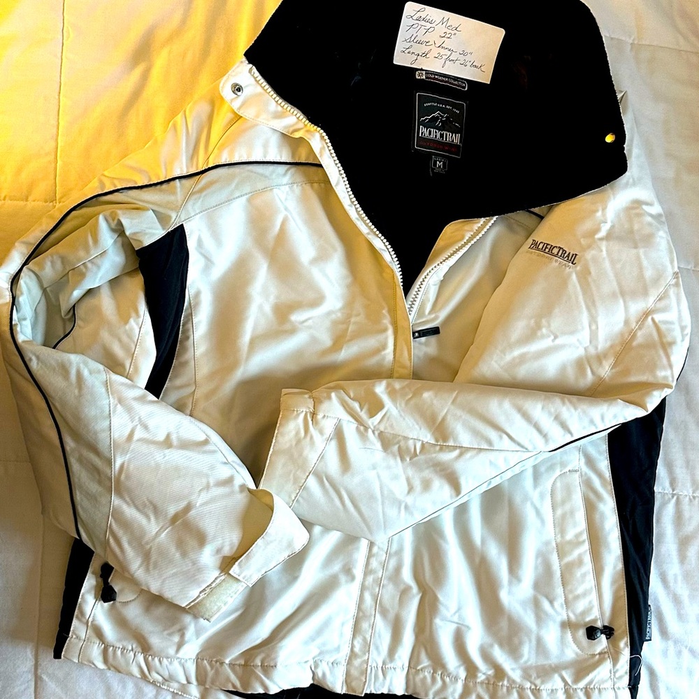 Pacific Trail, Med, white winter coat, hood, zipped pockets.